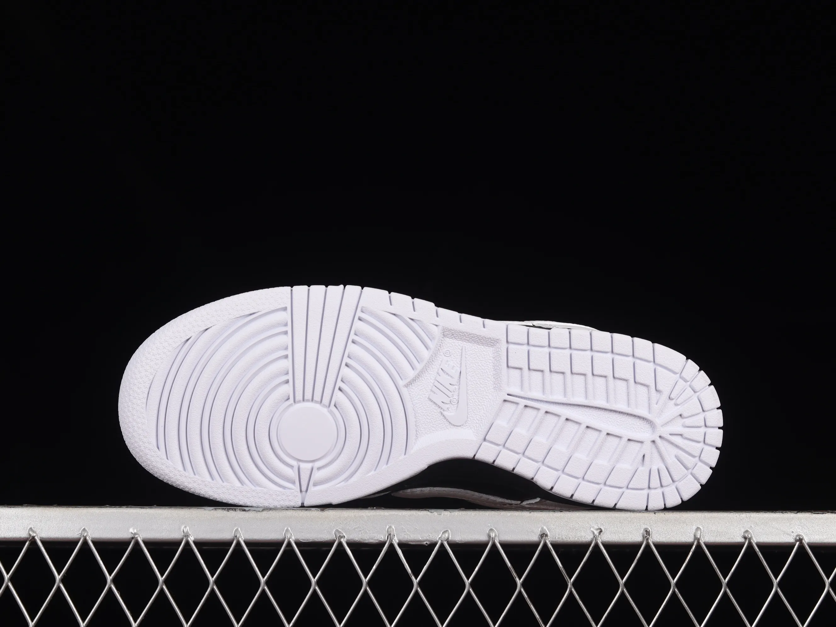All Categories Nk SB Dunk Series Nk SB Dunk Low Low-top Sneakers F Version Nk Dunk Low "Reverse Panda" White and Black Reverse Panda SB Smashing Backboard Fashion Casual Sneakers FD9064-011
